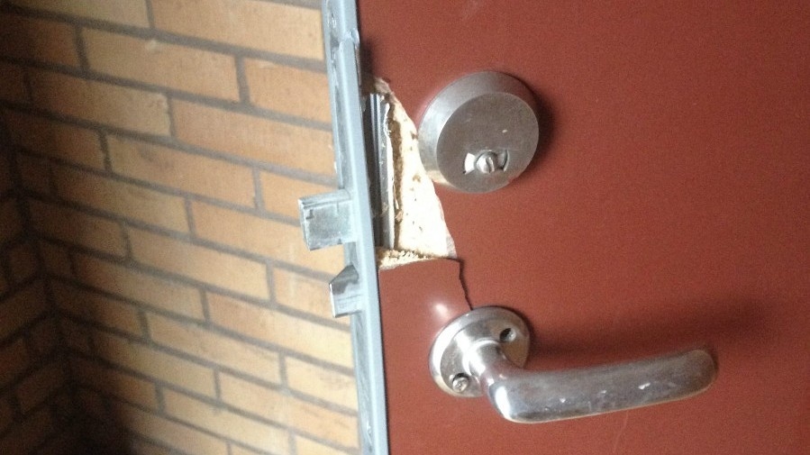 Brytmärken på utsidan visar att polisen fick bryta upp dörren.