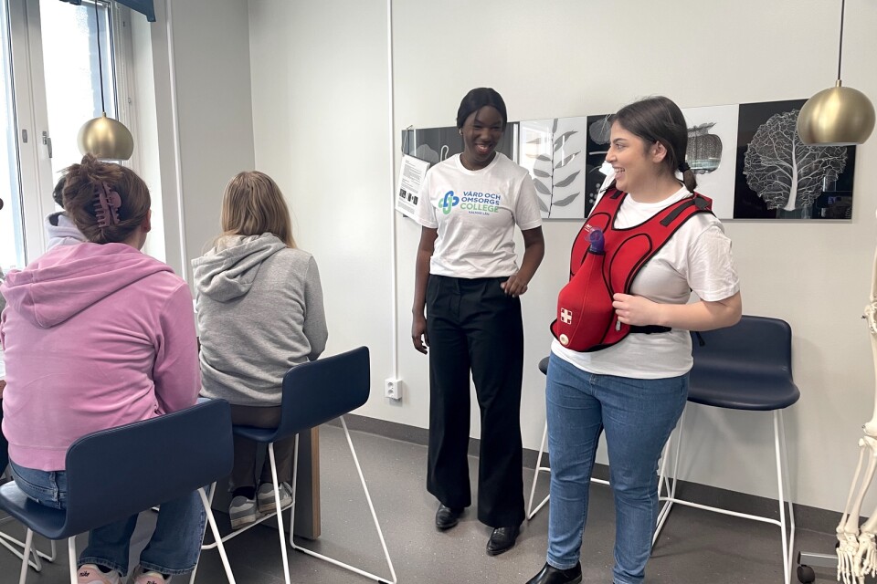Elever från vård-och omsorgsprogrammet var på plats när KalmarPosten besökte upplevelseverkstaden. Här visar de hur man gör Heimlich manöver.