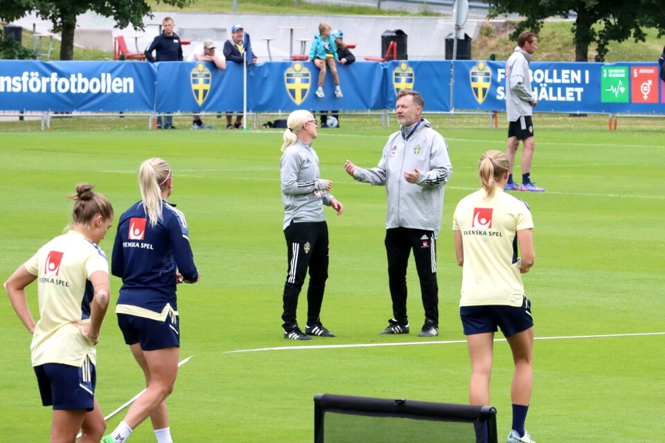 Victoria Sandell i samspråk med förbundskaptenen Peter Gerhardsson under landslagets förberedande träning i Båstad.