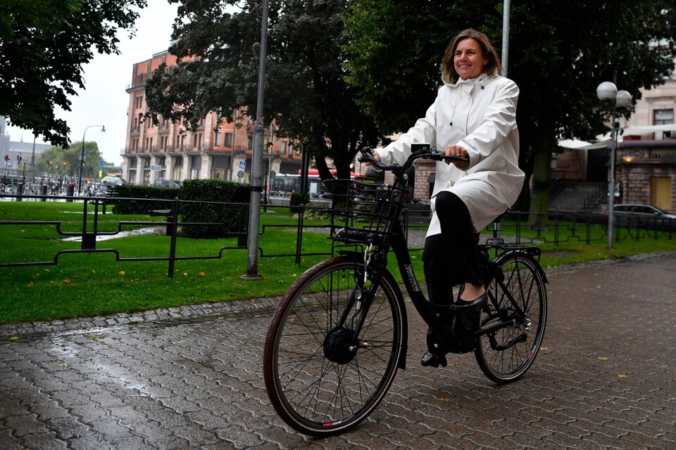 Klimat- och vice statsminister Isabella Lövin, tillika språkrör i Miljöpartiet, är ute och cyklar på en elektrifierad velociped.