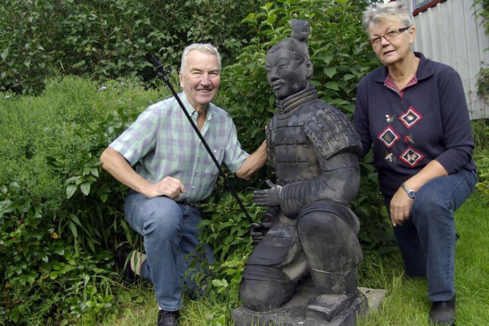 Rolf Rosander och hustrun Birgitta med den 100 kilo tunga kopia av en kinesisk terracottasoldat, som de köpte när de besökte landet för några år sedan.