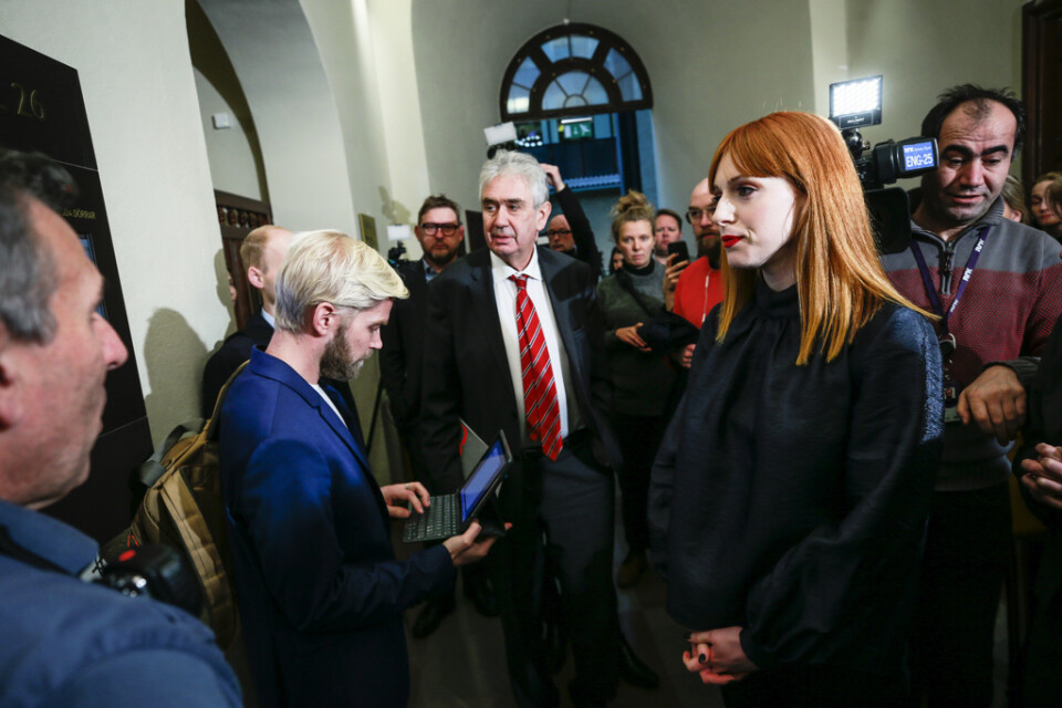 Cissi Wallin utanför rättegångssalen i i Stockholms tingsrätt. Under torsdagen inleddes rättegången mot debattören Cissi Wallin, som har åtalats för grovt förtal sedan hon på sitt Instagramkonto pekade ut journalisten Fredrik Virtanen som våldtäktsman.