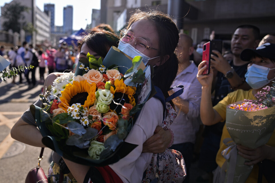 En student i Kina får blommor efter att ha skrivit klart det nationella inträdesprovet gaokao som är avgörande för att komma in på universitetsutbildning – ett prov som många i Kina börjar plugga till redan som barn. Arkivbild.