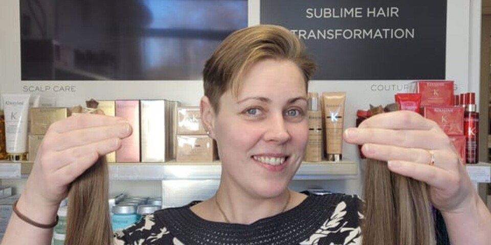 Jennifer Hultman på frisörsalongen i Ronneby, där hon klippte av 30 centimeter av sitt hår för att skänka det till cancersjuka barn.
