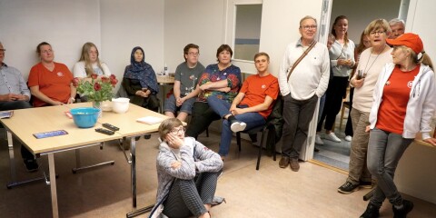 Socialdemokraterna kollar in SVT:s första vallokalsundersökning och jublade blygsamt när S siffror presenterades.