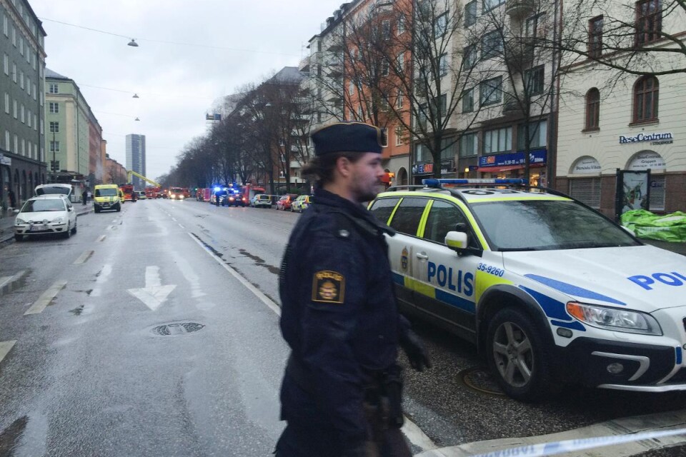 Nio personer, varav två barn, har förts till sjukhus efter branden i en fastighet på Sveavägen i Stockholm, uppger polisen. Foto: Andreas Hedfors/TT