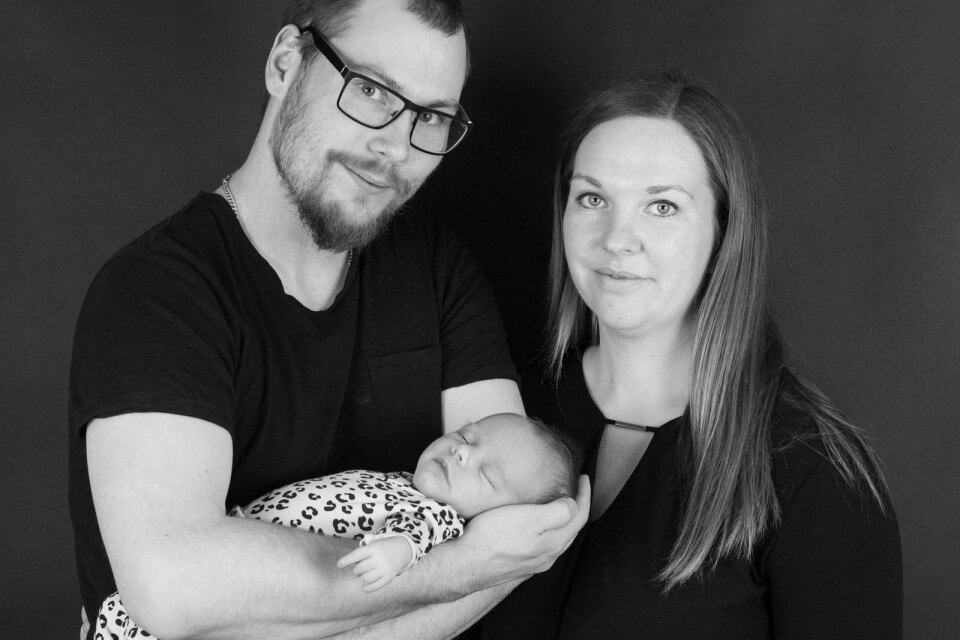Elin Godnervik och Steven Henriksson, Bäckebo, fick den 3 februari en dotter som heter Elvira. Vikt 3286 g, längd 51 cm.