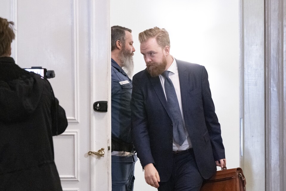 Kommunjuristen Mathias Kågell-Landgren på väg in i rättssalen när rättegången drog i gång den 8 februari i år. Arkivbild.