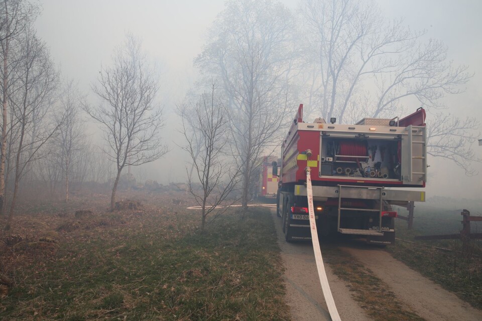 خدمة الإنقاذ من الكثير من المناطق شاركت في إطفاء الحرائق.
