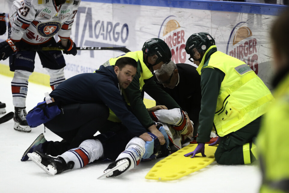 Växjös Brendan Shinnimin blev liggande på isen efter en tackling i mötet med Malmö.