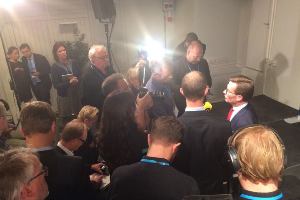 Ulf Kristersson omringad av medierna på presskonferensen efter hans stämmotal i Örebro. Foto: Lars Näslund