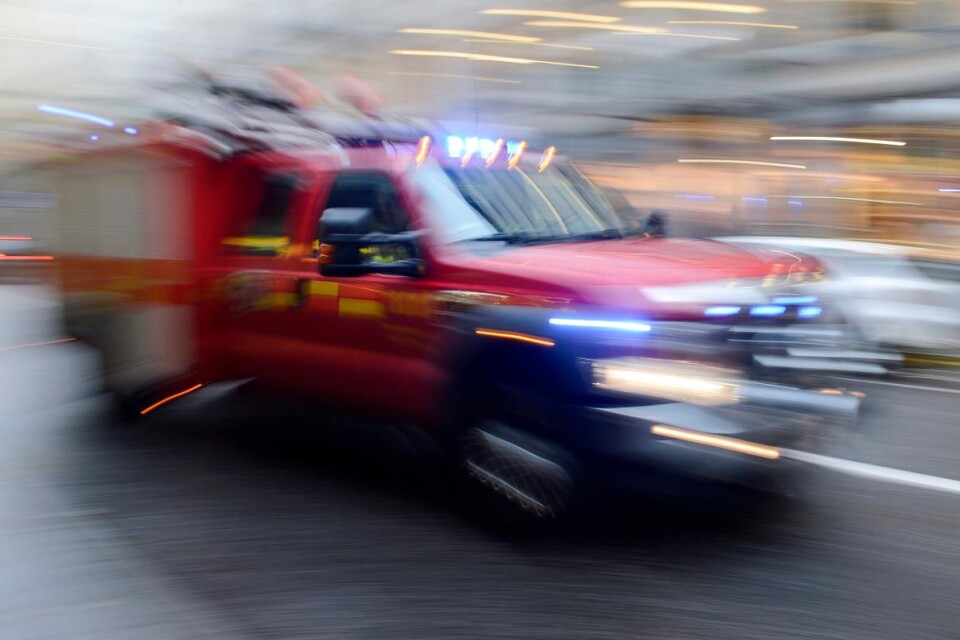 Räddningstjänsten larmades strax före midnatt då en bil brann på brännaregårdsområdet i Olofström.
