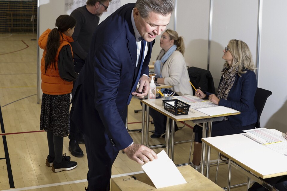 Bjarni Benediktsson röstar. Självständighetspartiet blir störst igen, men det är långt ifrån säkert att dess ledare blir statsminister.
