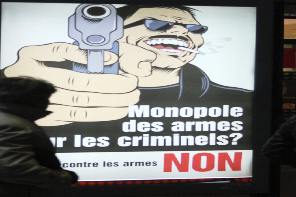 "Ska vi ge vapenmonopol till de kriminella? NEJ", stod det på en affisch inför omröstningen i Schweiz som hölls på söndagen.