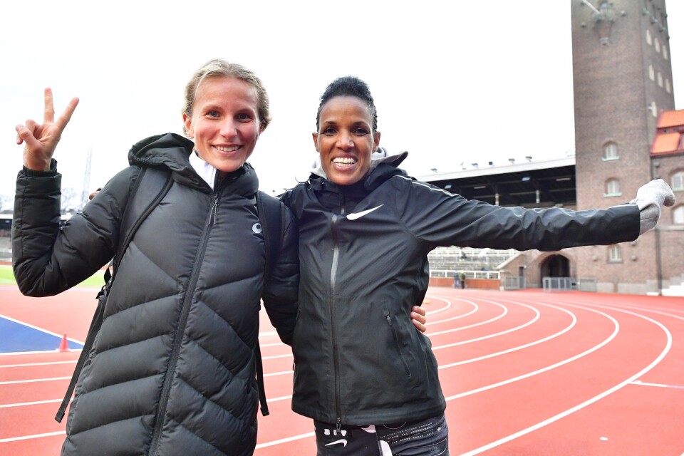 Sarah Lahti och Meraf Bahta efter att duon klarat OS-kvalgränsen på 10 000 meter – och Bahta slagit svenskt rekord – på Stockholms stadion.
