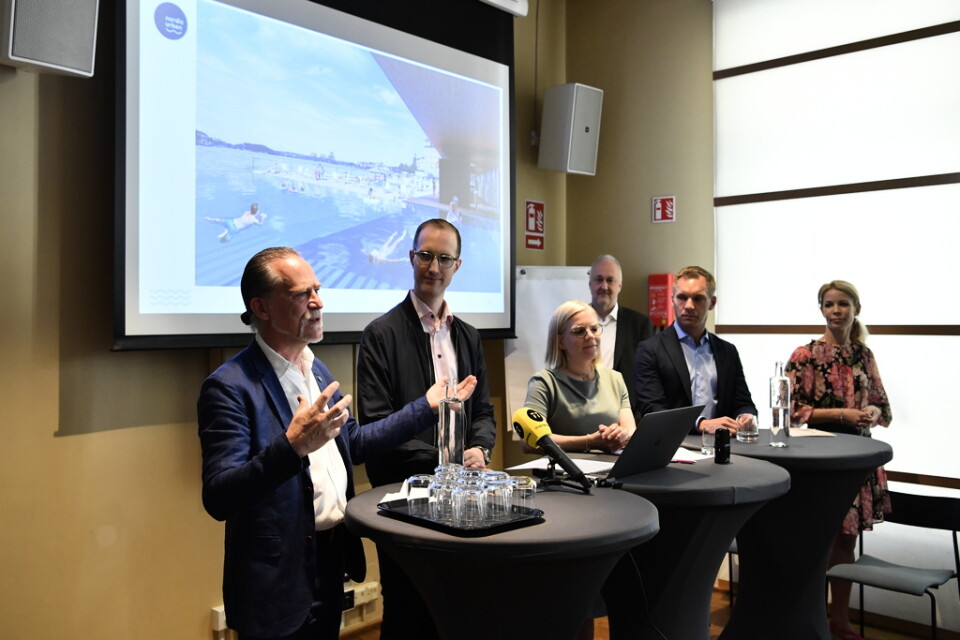 Den grönblå majoritetsstyret i Stockholms stad presenterar planerna på ett nytt hamnbad. Från vänster: Daniel Helldén (MP), Jan Jönsson (L), Karin Ernlund (C), Erik Slottner (KD) och Stockholms stads finansborgarråd Anna König Jerlmyr (M).
