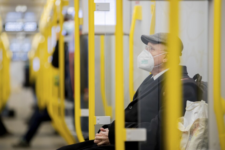 En tunnelbaneresenär med munskydd i Berlin. Bilden är från i onsdags.