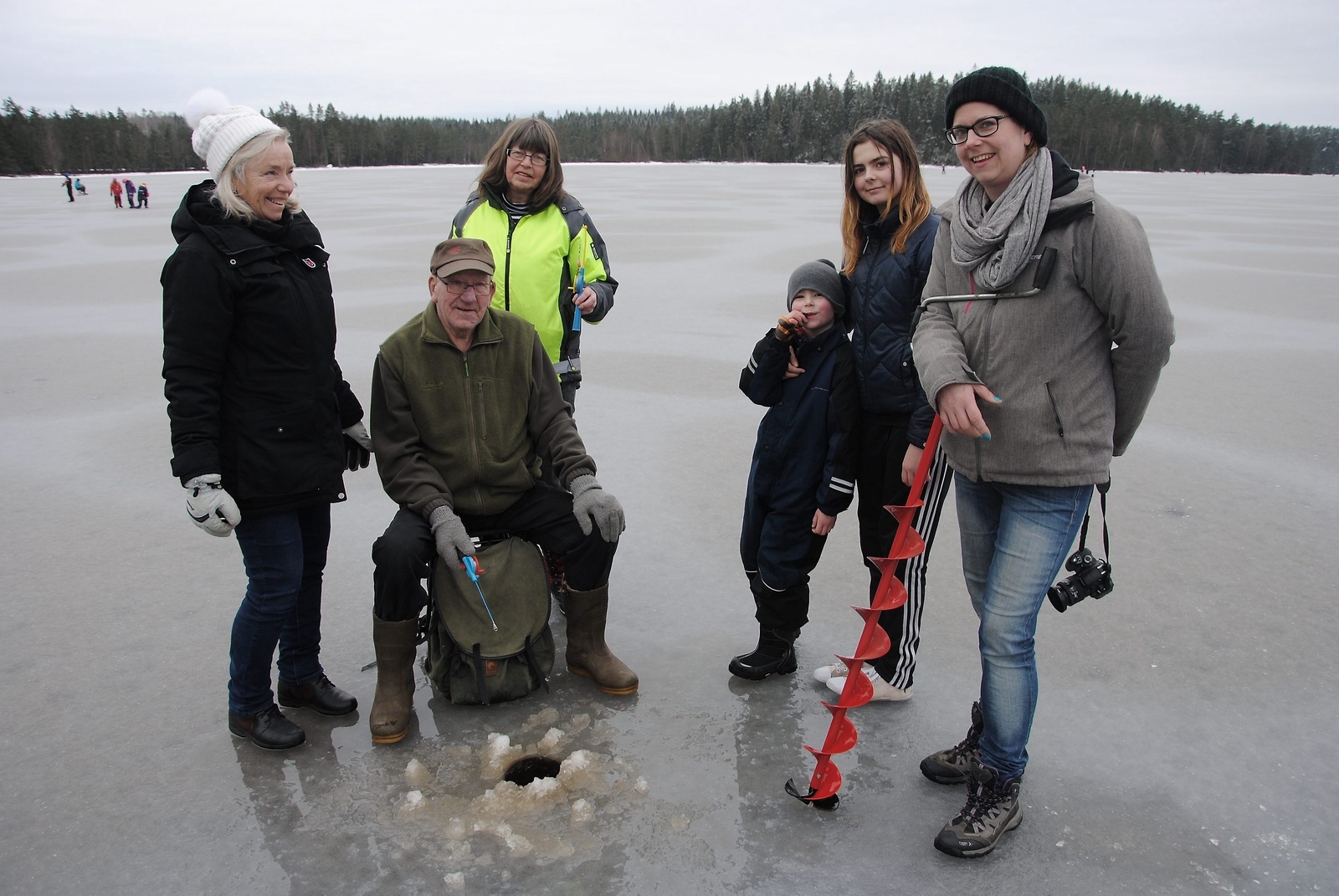 Fyra generationer på isen på Vesljungasjön. Från vänster: Lotta Johnsson, Carit Johnsson, Annica Johnsson, Charlie Johnsson, Izadora Johnsson och Johanna Johnsson.