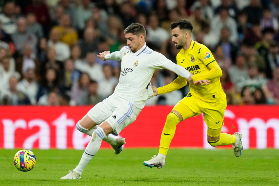 Villarreals Álex Baena grabbar tag i Real Madrids Federico Valverdes tröja under lördagens La Liga-match i Madrid.