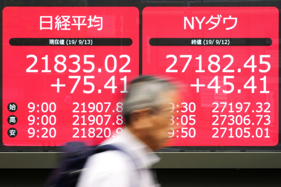 Röda färger för en optimistisk börs i Tokyo. Bild från i fredags.