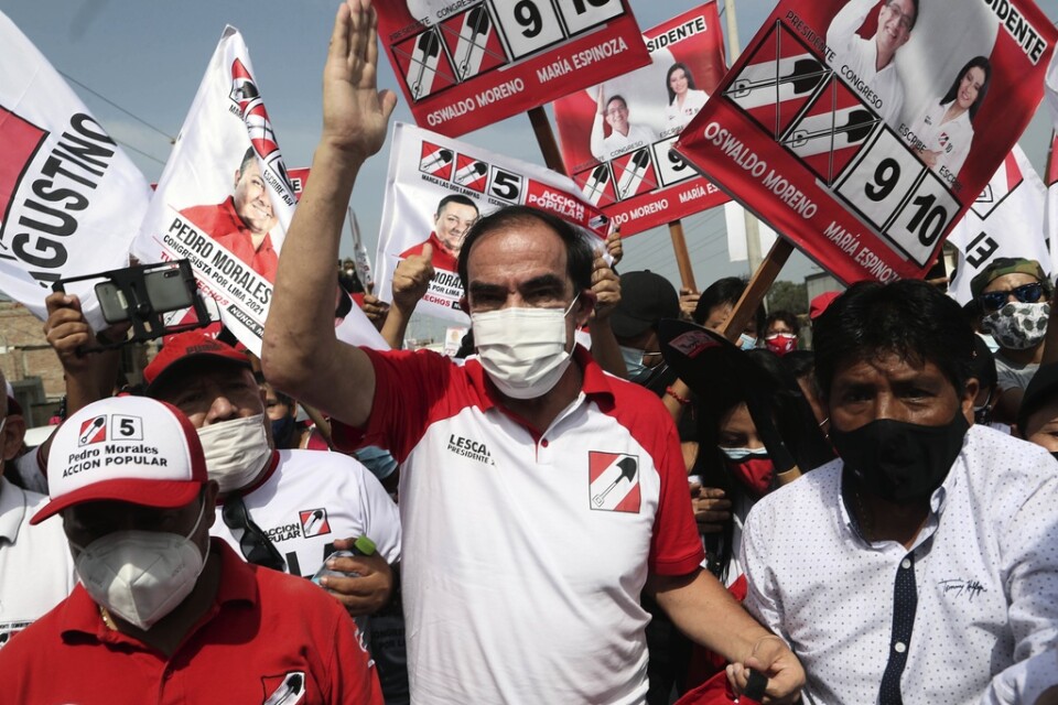 Yonhy Lescano, presidentkandidat för partiet Acción Popular, under ett kampanjbesök i en förort till Perus huvudstad Lima den 29 mars.