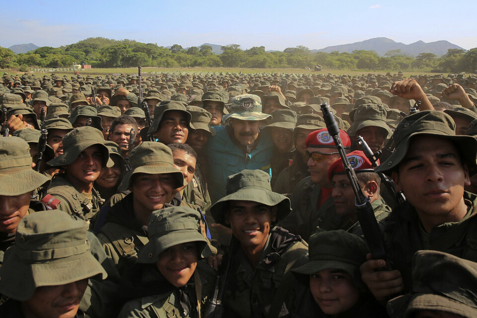 Venezuelas president Nicolás Maduro omgiven av militärkadetter, fotograferad på lördagen.