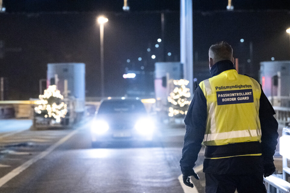 Regeringen aviserade på måndagen att gränsen mot Danmark och Storbritannien stängs, för att förhindra spridning av det nya muterade viruset.