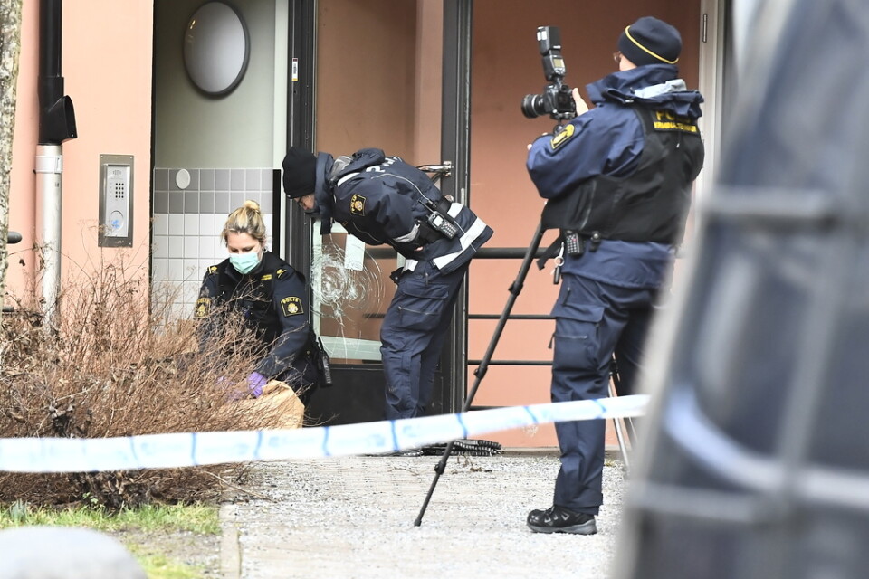 Polisens tekniker utanför bostaden i Skogås den 10 februari.