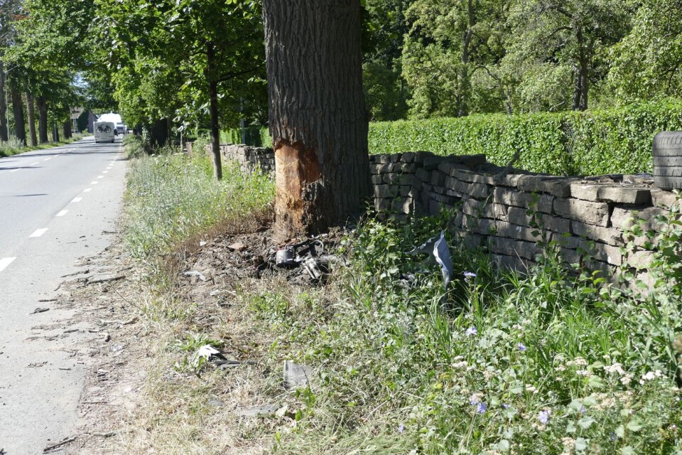 Efter rånet kraschade bilen in i ett träd strax söder om Borgholm.