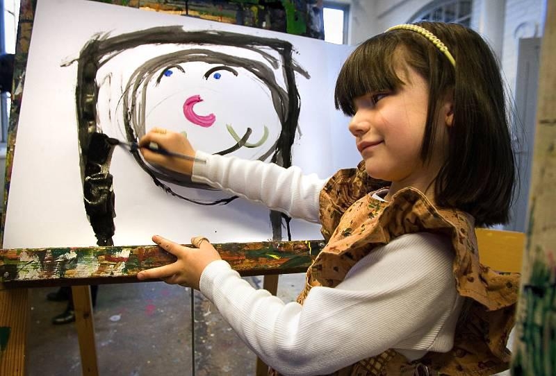Skapar med glädje. Ivy Näslund är i färd med att måla ett självporträtt. Hon passade på att måla under Lilla Kulturdagen i Lokstallarna i lördags. Foto: Kristian Pedersen