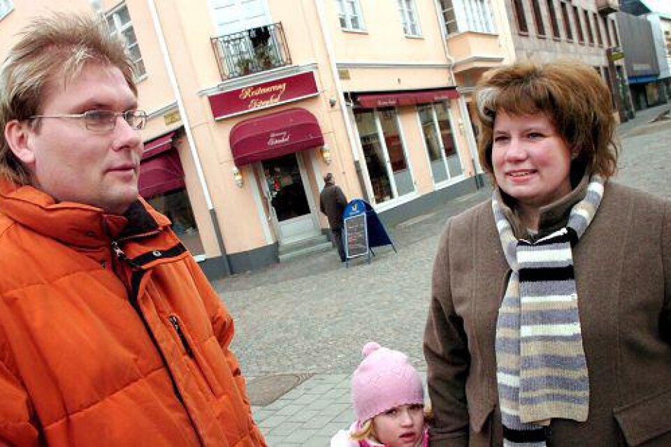 Familjen Persson med pappa Mikael, mamma Petra och dottern Amanda vill gärna se lite fler söndagsöppna affärer och fik i centrum.