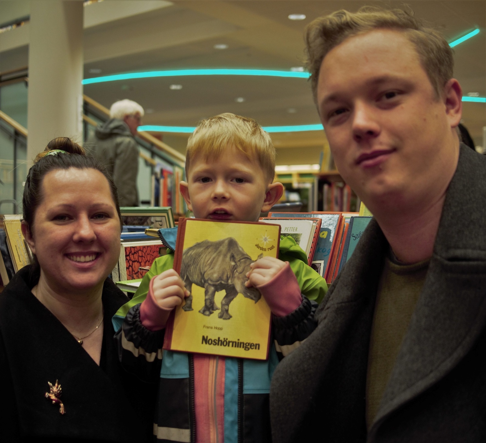 Johannes Niklasson är nöjd med sin nya bok. Fast för säkerhets skull plockade mamma och pappa på sig en hel bunte.