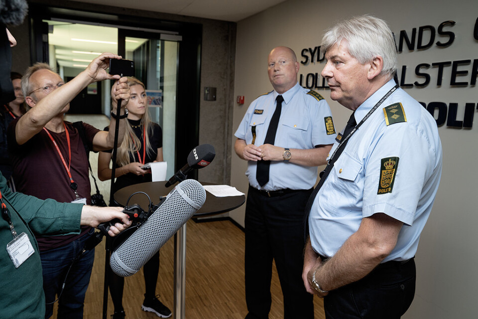 Dansk polis famlar i mörkret och ber allmänheten om hjälp med tre mycket likartade men olösta mord på västra Själland under året. Här möter poliserna Kim Kliver (vänster) och Søren Ravn-Nielsen pressen.