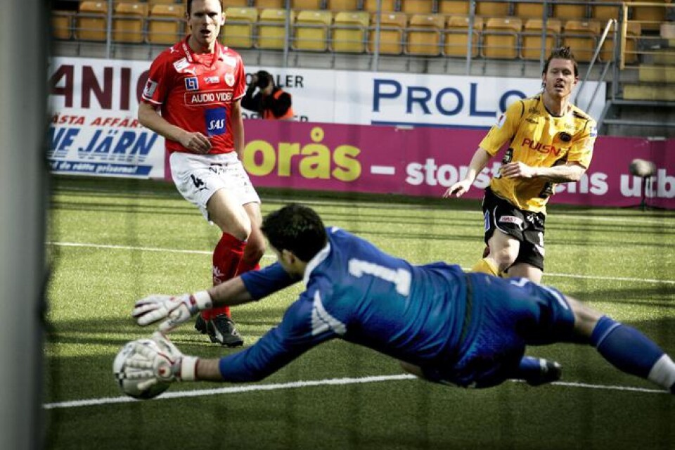 NÄRA SKJUTER INGEN HARE. Fredrik Berglund spelade bra på topp mot Kalmar, men lyckades inte få in någon boll i målet, trots flera fina chanser. Matchen slutade 1-1.