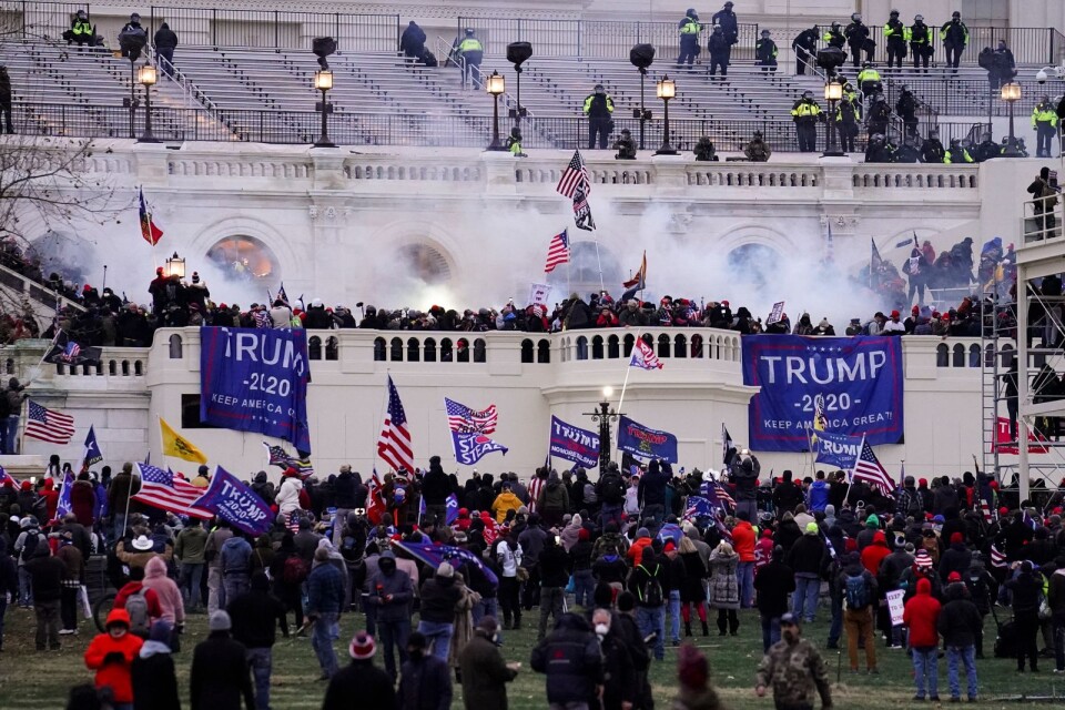 6 januari 2021 stormade våldsamma demonstranter Kapitolium i Washington. Flaggorna och banderollerna de bar på är en del av historien.