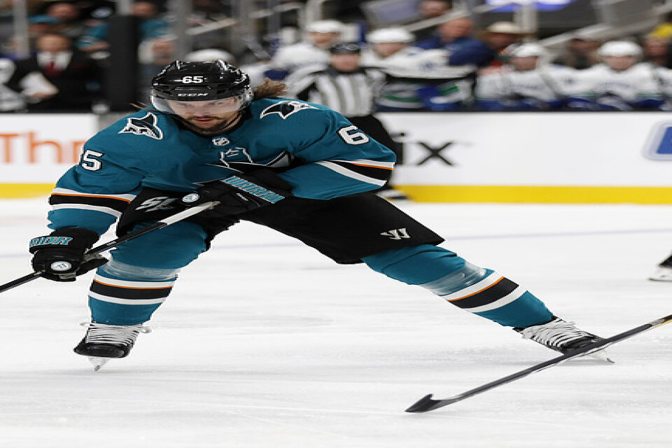 Erik Karlsson är NHL:s bäst betalde back efter nya kontraktet med San Jose. Arkivbild.
