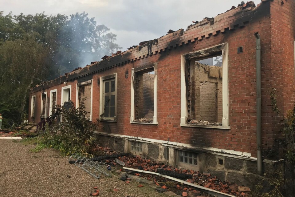 Den gamla skolan i Östra Hoby, vid brandtillfället hem åt tre familjer, gick inte att rädda.