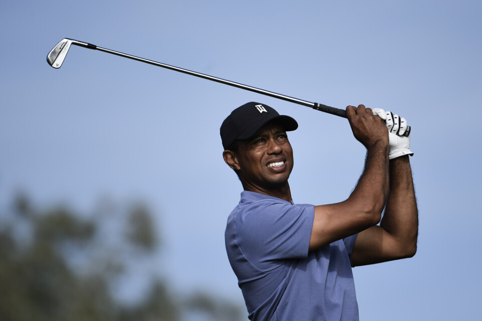 Tiger Woods ligger tre slag efter täten efter den första rundan i San Diego.