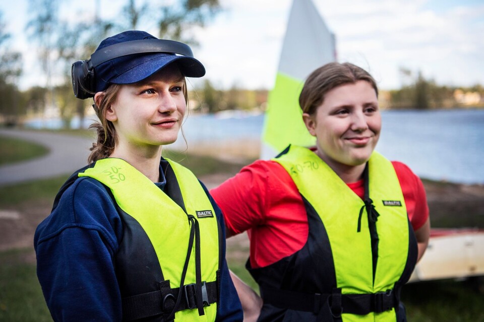 Erika Kjellsson och Lily Wahlström har seglat sedan barnsben.