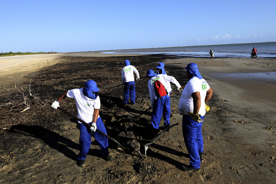 Olja städas bort från en strand vid kuststaden Aracaju i Brasilien, tidigare i oktober.