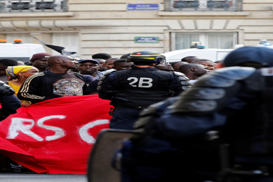 Papperslösa från migrantorganisationen Svarta västarna efter fredagens ockupation av Panthéon i Paris.