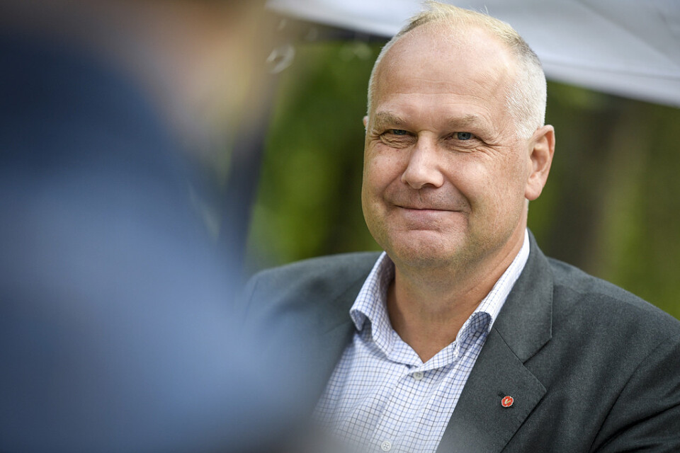 Vänsterpartiets ledare Jonas Sjöstedt vill ta bort partiets krav på att Sverige ska lämna EU ur partiprogrammet men räknar med hård intern debatt om det. Ett första utkast till nytt partiprogram har just skickats ut.