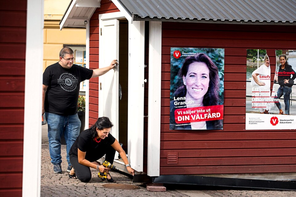 Fredrik Jonasson och Lena Granath förbereder för att Vänsterpartiets valstuga ska kunna köras bort.