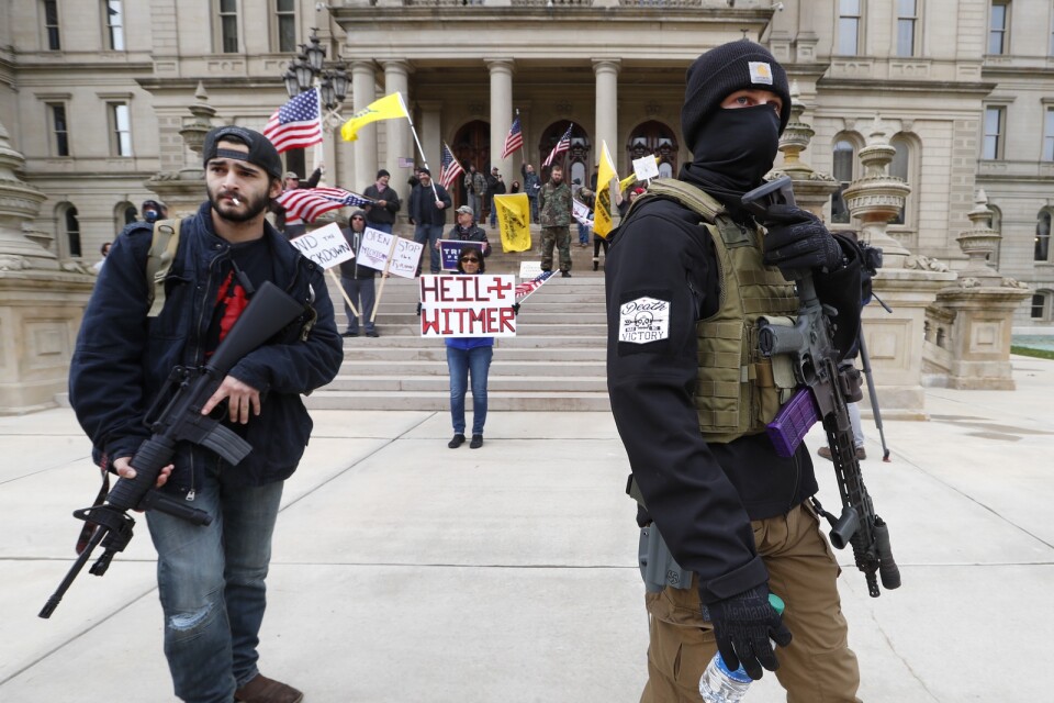 Beväpnade milismedlemmar protesterar mot Michigans guvernör Gretchen Whitmer.