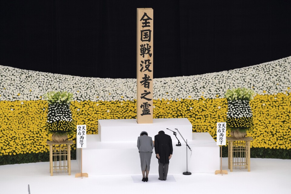 Japans kejsare Naruhito och kejsarinna Masako bugar under en officiell ceremoni i Tokyo.