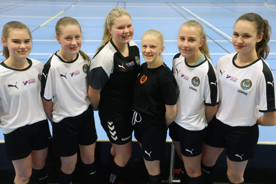 FBC Kalmarsund har tillsammans med Färjestadens Goif startat en ledarutbildning för unga tjejer. Förhoppningen är att få fram flera kvinnliga tränare i framtiden. Från vänster: Elin Zinnerström, My Kalin, Tilda Lövenklev, Lova Haglund, Maya Fagerstedt och Moa Björnstedt är sex av tjejerna som går utbildningen.
