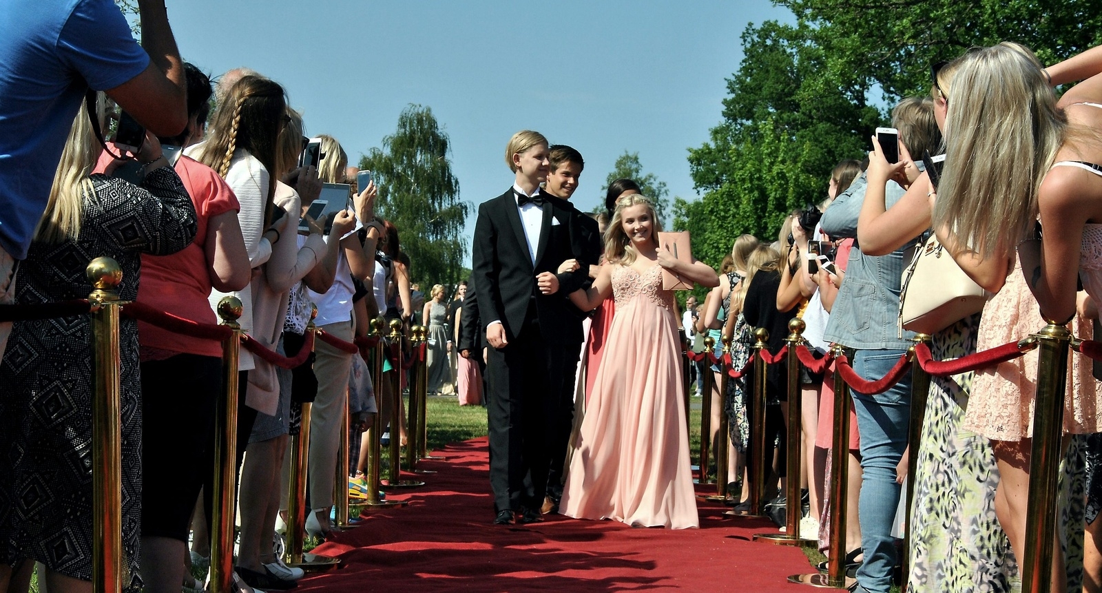 Lukas Björkheim och Julia Persson såg fram emot middagen och festen, men säger att studenten nog kommer att bli ännu roligare. Foto: Nils Jönsson