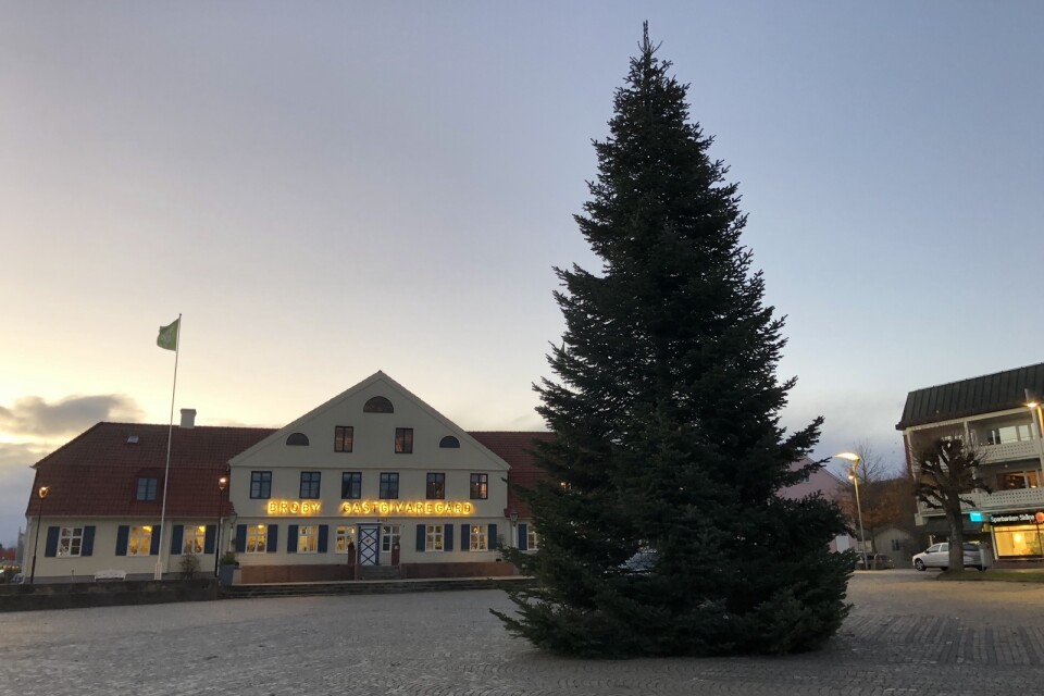 Nu är julgranen, traditionsenligt, på plats på torget i Broby.