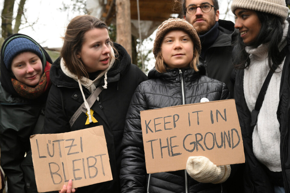 Den svenska klimataktivisten Greta Thunberg, trea från vänster besöker aktivister som protesterar i den tyska orten Lützerati.