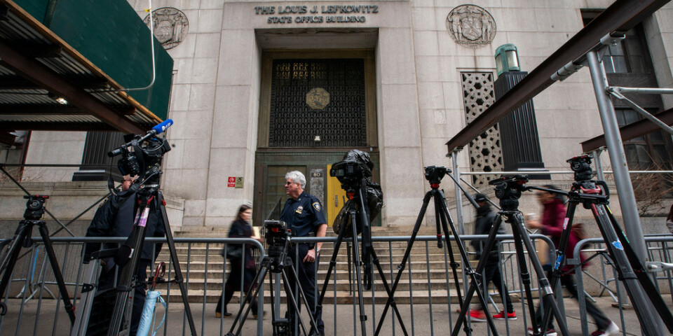 Kamerastativen står redo framför domstolsbyggnaden i New York.